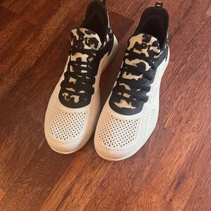 8.5 women’s brand new APL techloom bliss sneakers